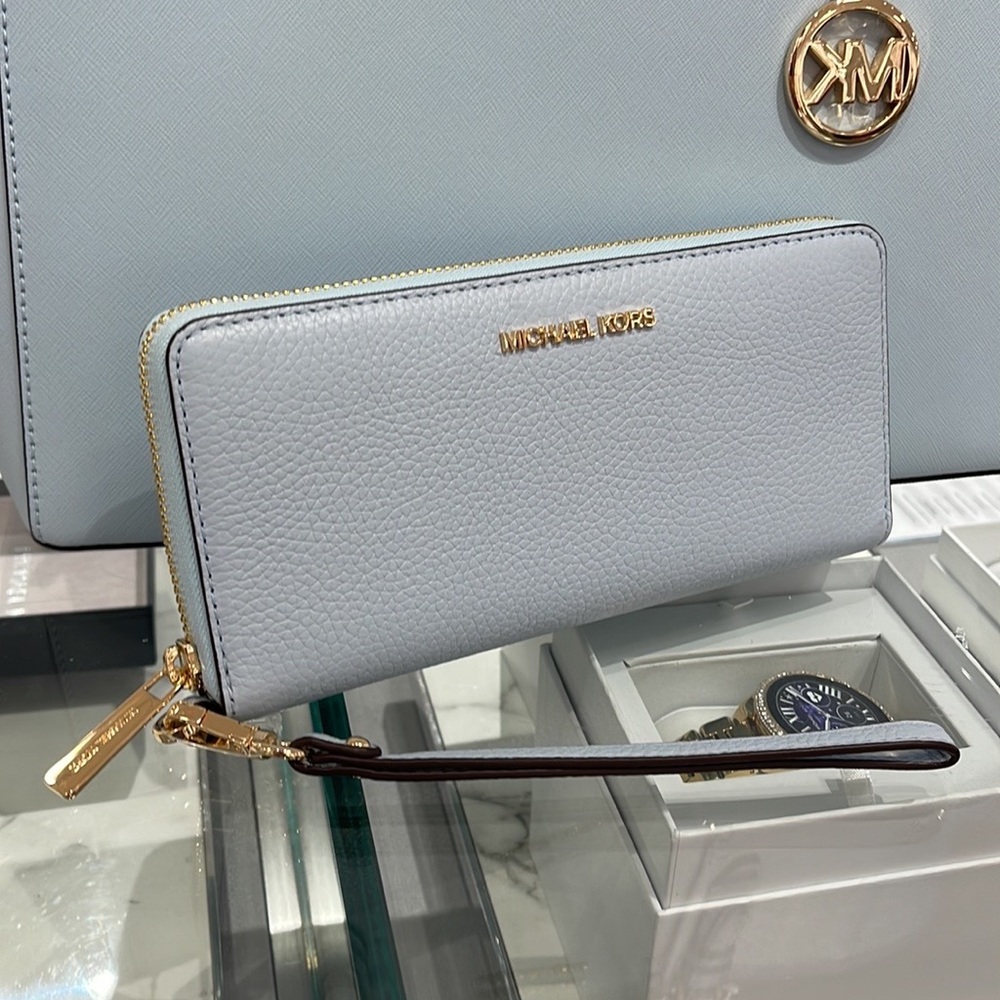 MICHAEL KORS LARGE TRAVEL CONTINENTAL WRISTLET WALLET PHONEHOLDER 
Vista Blue - Picture 15 of 16